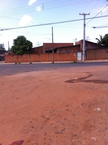 Apesar da Avenida Cruzeiro do Sul ser asfaltada, algumas ruas do bairro Ferradura ainda são de  terra (foto: Mariana Torres)