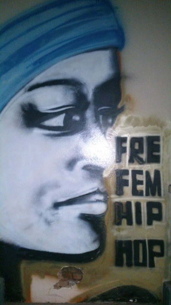 A Frente Feminina Hip Hop também promove debates sobre o feminismo em espaços culturais, dentro do Acesso Hip Hop