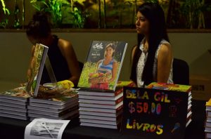 Duas mulheres vendendo livros sobre alimentação saudável.