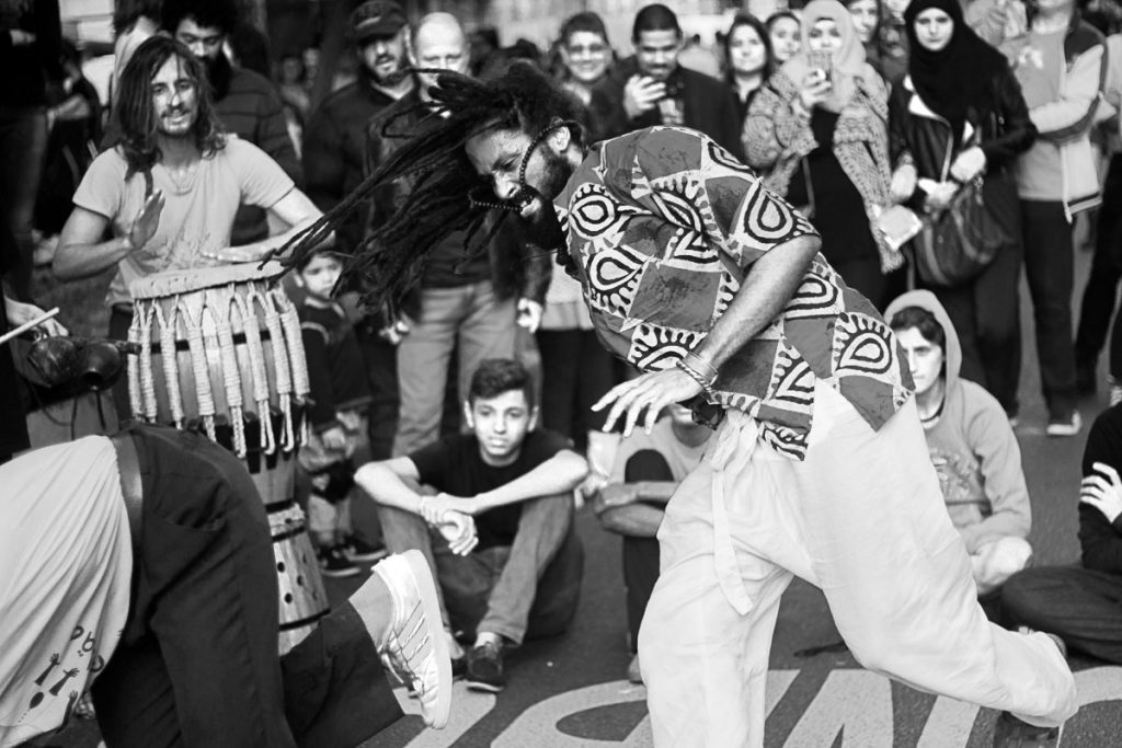 homens em ocupação cultura da rua