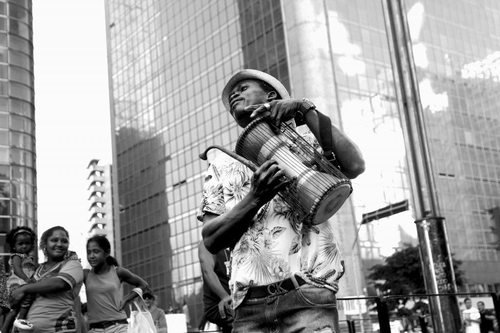  Homem toca em rua 