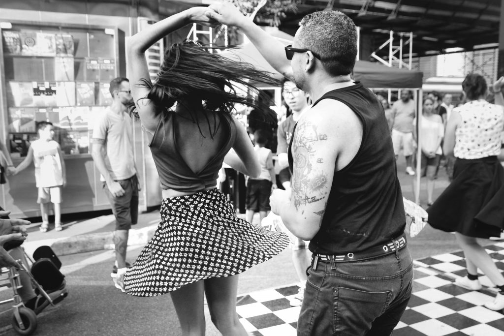 Casal dança na rua