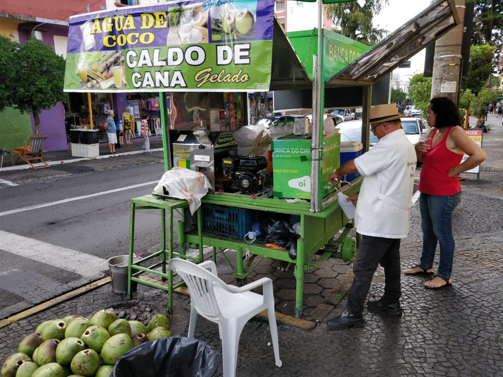 homem vendendo água de coco