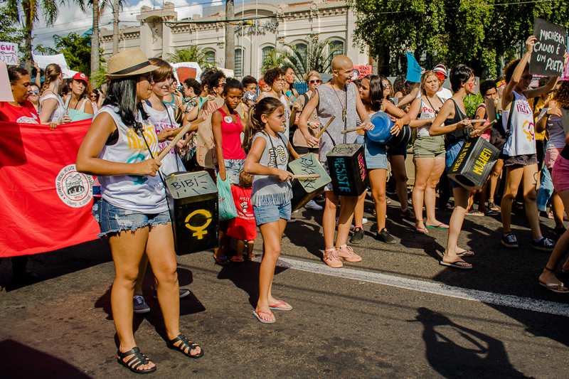 Marcha das Mulheres passando pela Avenida Rodrigues Alves