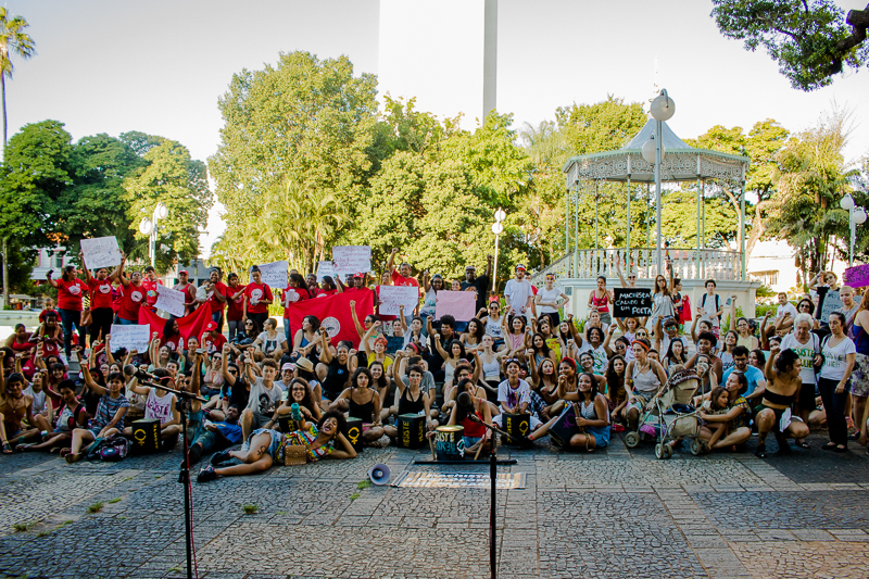 Participantes da Marcha da Mulheres reunidas na praça Rui Barbosa