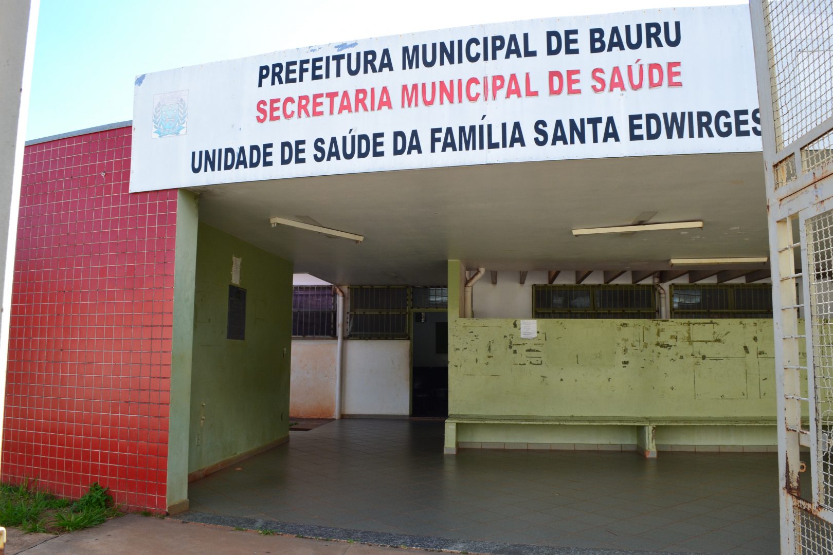 Fachada do posto de saúde sem acessibilidade para surdos no Parque Santa Edwirges em Bauru