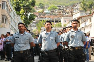 policiais durante inauguração da UPP na comunidade do Salgueiro