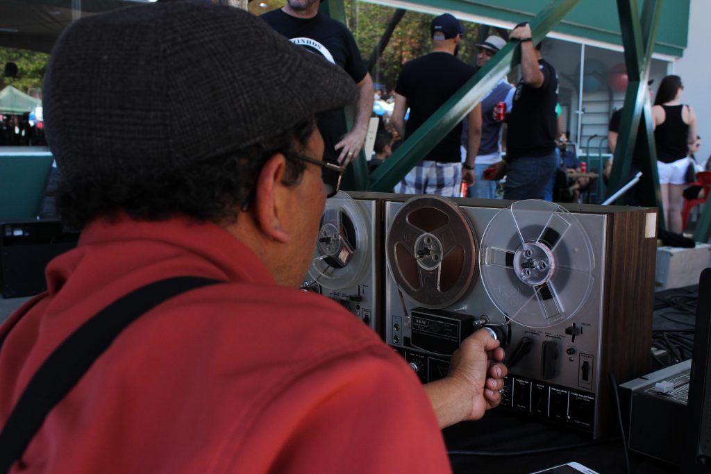 DJ Robertinho com equipamento de música