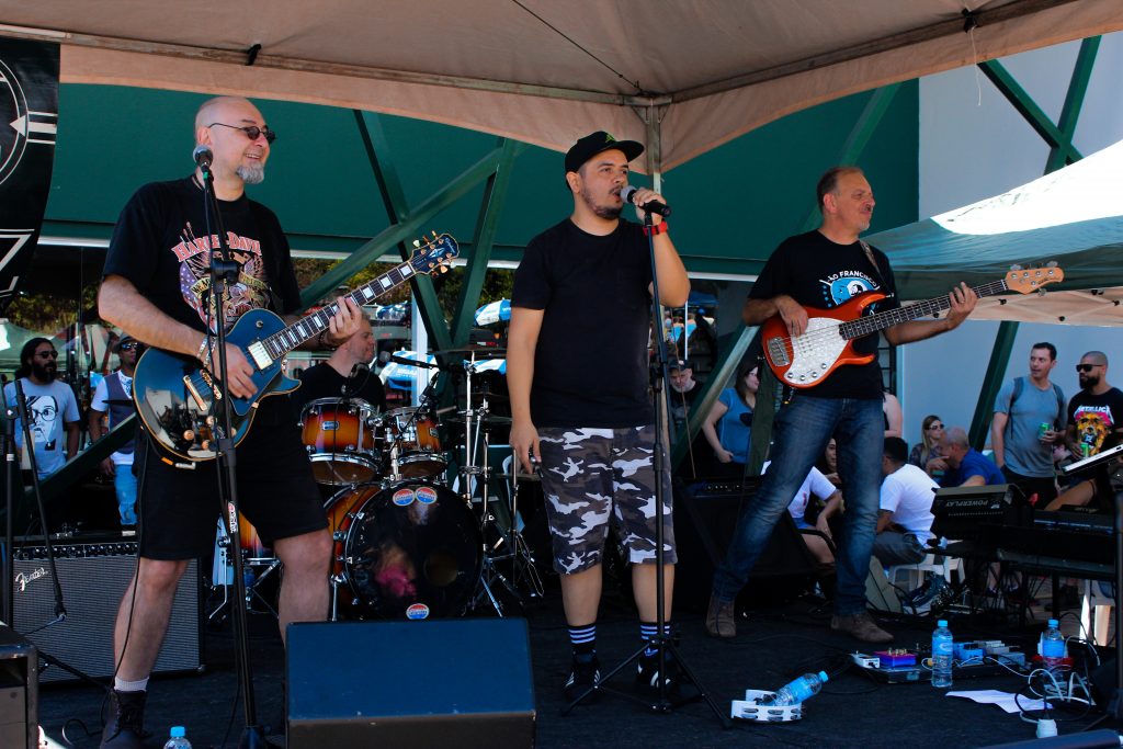 Banda XYZ no palco do 1º Encontro de Carros Antigos da Luso Bauru