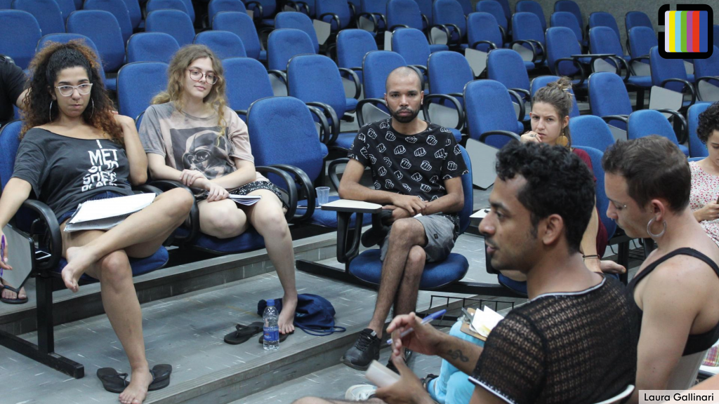 Foto de Cadu e Pisci falando em mesa redonda.