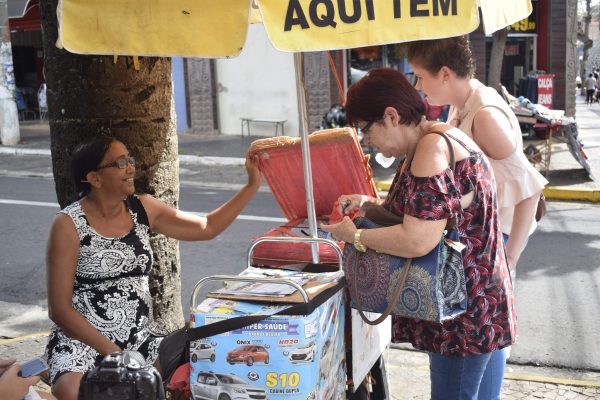 mulher vendendo na rua